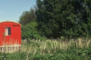 Das ist kein Symbolbild, sonder eine Fotografie des roten Bauwagens, den Antonius Conte auf Rügen bewohnte